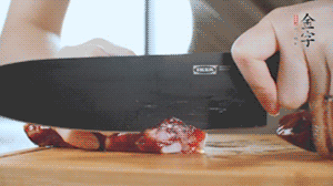 食材統(tǒng)統(tǒng)切成片，待用。