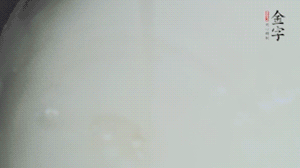 將浸泡了30分鐘的米放入電飯煲中，在水中加入半勺油。