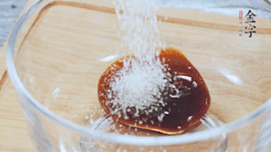 合上蓋子，啟動電源煮飯。期間混合好調(diào)味汁。