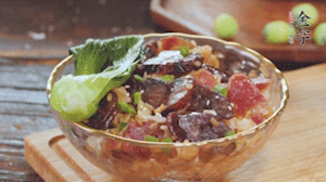 期間用開水燙熟青菜，煎好荷包蛋~ （懶人可忽略此步）