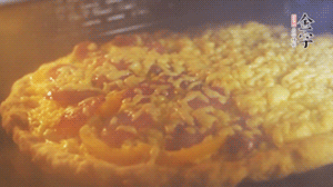 準備好披薩餅皮，烤盤刷油后入烤箱預熱10分鐘，放上面餅后180度烤10分鐘。（現(xiàn)成買的披薩皮，就忽略此步驟）