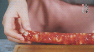 金字火腿肉香腸切成片狀。