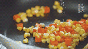 胡蘿卜、玉米洗凈后，處理成粒，加鹽簡(jiǎn)單炒制。