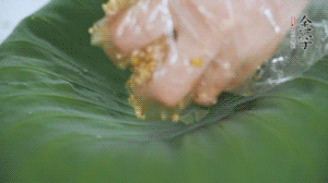 將食材混合好鋪到新鮮荷葉上。（可以加點(diǎn)水）