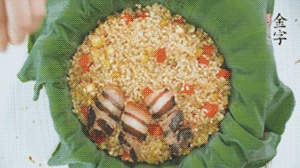 擺上金字醬肉，妥帖包裹好上鍋蒸。