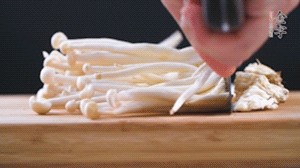 海鮮菇、蟹味菇去掉根部，洗凈。