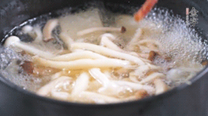 依次放火腿、豆腐，加水大火燒開，小火燉煮20分鐘，出鍋前撒上蔥花即可。