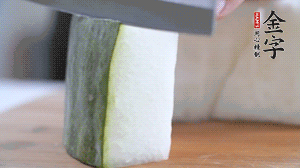 冬瓜去瓤去皮，切小塊。