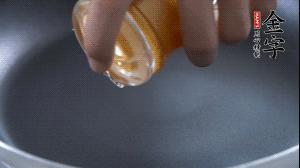 植物油入鍋，翻炒冬瓜。