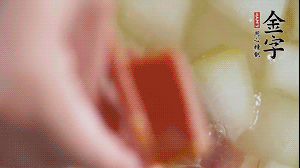 當(dāng)冬瓜略透明時(shí)，加火腿加水，大火燉開后，再煮15分鐘。