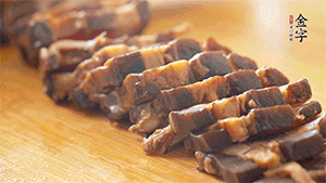 金字醬肉切片。