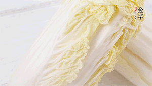 娃娃菜洗凈，對(duì)半切。