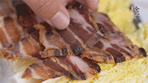 依次擺放娃娃菜和醬肉。