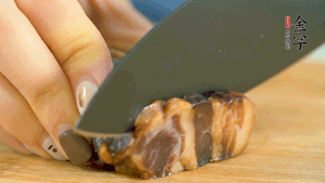 金字風味醬肉切成片，上鍋蒸15分鐘。