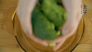 西蘭花洗凈，切成小塊汆燙，切碎。