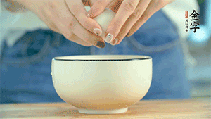 雞蛋液打散，可以加點鹽和黃酒，邊煎邊用筷子攪拌。