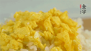 將雞蛋碎、西蘭花碎和放涼的米飯混合，用少許鹽、橄欖油調味。