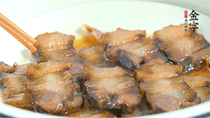 鋪上一片醬肉，撒點芝麻即可。