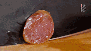 金字火腿肉香腸上鍋蒸15分鐘，切片備用。