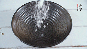 面粉加適量清水，攪拌成糊狀。