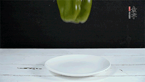 雞蛋打散，加青椒粒、蔥花攪拌。