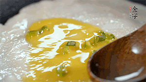 將雞蛋液鋪到面餅上，放上香腸。