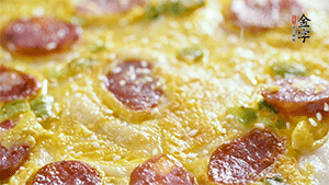 撒上一些芝麻，準(zhǔn)備一些番茄醬，一份早餐就做好了。