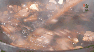 熱油下鍋，爆香蒜片。放入醬肉翻炒片刻后,下豌豆尖均勻翻炒。