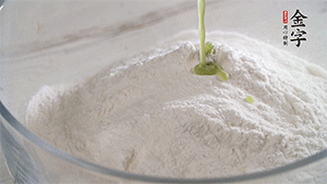 將艾草葉放入料理機(jī)中，加1倍的水打碎。和澄粉、糯米粉、少許油混合成面團(tuán)。