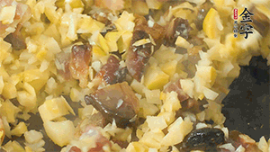 熱油起鍋，下醬肉丁炒香，再加入筍丁、適量水淀粉勾芡翻炒均勻。