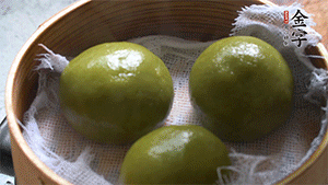 青團(tuán)上沸水鍋中蒸10分鐘即可。