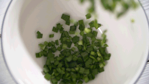 韭菜洗凈，切粒。
