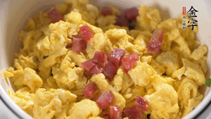 將香腸、韭菜、雞蛋攪拌均勻，可適當(dāng)加玉米油、十三香、味精調(diào)味。