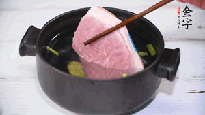整塊豬肉，加蔥、姜片、料酒焯水。