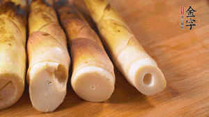 春筍剝?nèi)ネ鈿?，切成滾刀塊。