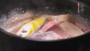 火肉、豬肉加料酒、清水大火煮開后，加入春筍小火慢燉40分鐘，出鍋前撒蔥花即可。