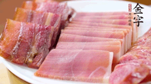 擺盤(pán)后鋪上老豆腐，淋點(diǎn)料酒，灑點(diǎn)白糖上鍋蒸20分鐘。