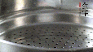 出鍋后，倒扣臘味，撒上蔥花即可。