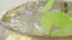 萵筍去皮切片，加鹽焯水。