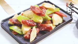 熱油下鍋，依次下金字香腸、萵筍、冬筍，均勻翻炒。