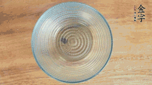 取一個碗，香菇倒放，香腸片圍繞鋪成圓形，加炒好的米飯壓實。