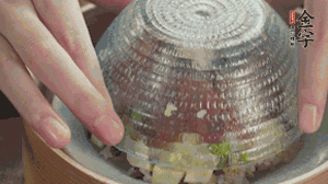 碗倒扣到盤中，擺上焯水后的熟蝦仁即可。