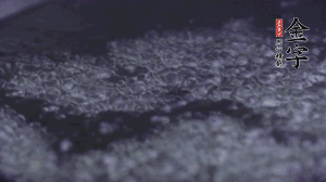 小青菜洗凈后，鍋中水燒開(kāi)，放點(diǎn)鹽和滴幾滴油后燙熟。