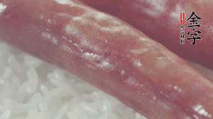 關(guān)上蓋子，煮到米飯露出時(shí)。