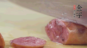 拿出香腸和臘肉，切成片后重新鋪入。