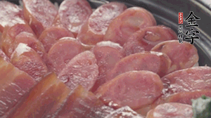 沿著米飯邊淋一圈玉米油，擺上小青菜，淋上醬油和湯調(diào)成的醬汁，撒上辣椒粒、香蔥末即可。