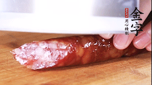 金字肉感香腸切成片，大蒜切末。