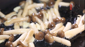 熱油下鍋煸香蒜末，依次加蟹味菇、香腸、西蘭花均勻翻炒，放適量水燜煮3分鐘。