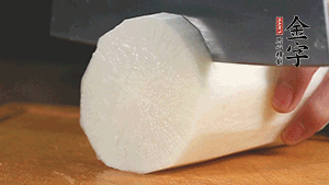 白蘿卜去皮切塊，豆芽洗凈。