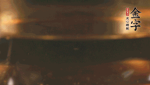 冷水下鍋，加入牛仔骨、姜片焯水備用。